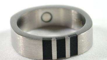 Titan Magnetring mit eleganter schwarzer Einlage